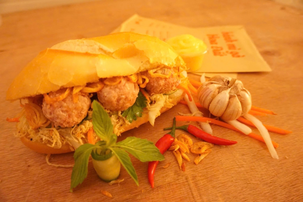 Bánh mì gà xíu mại Hoa Đất