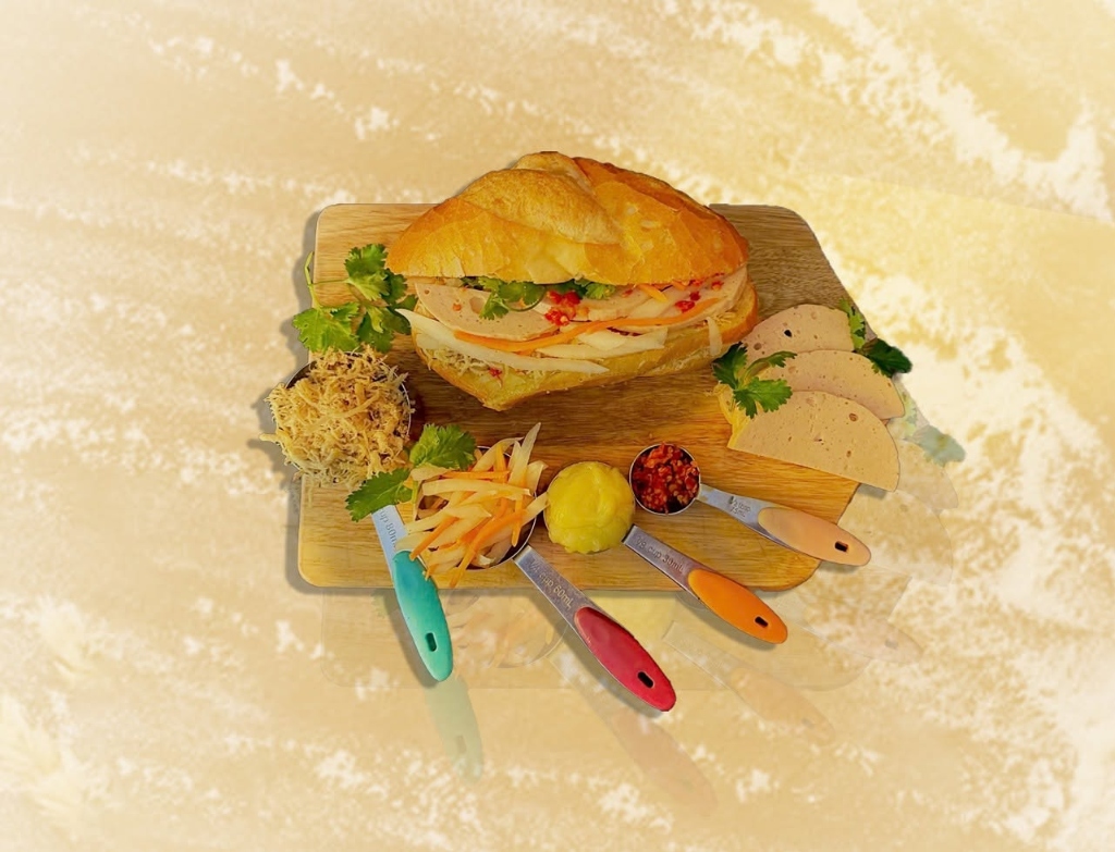 Bánh mì Hoa Đất gà chả